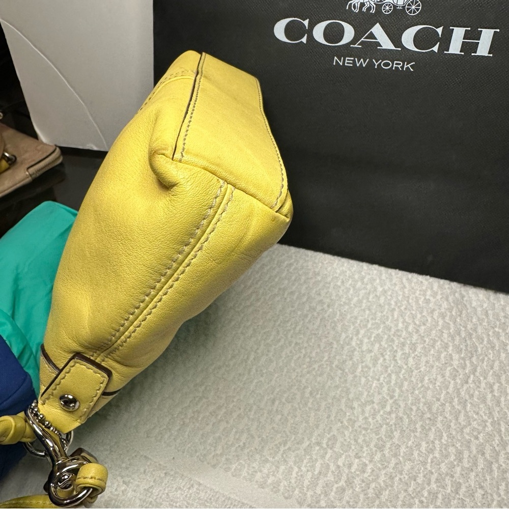 Y2K Coach Vibrant Yellow turn-lock wristlet - Picture 8 of 13